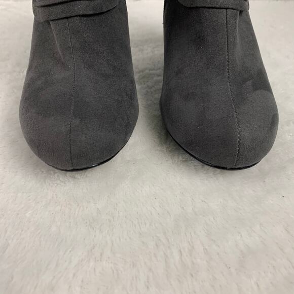 Amelia Grace Women's Gray Suede Booties Size 6.5 - Picture 3 of 10